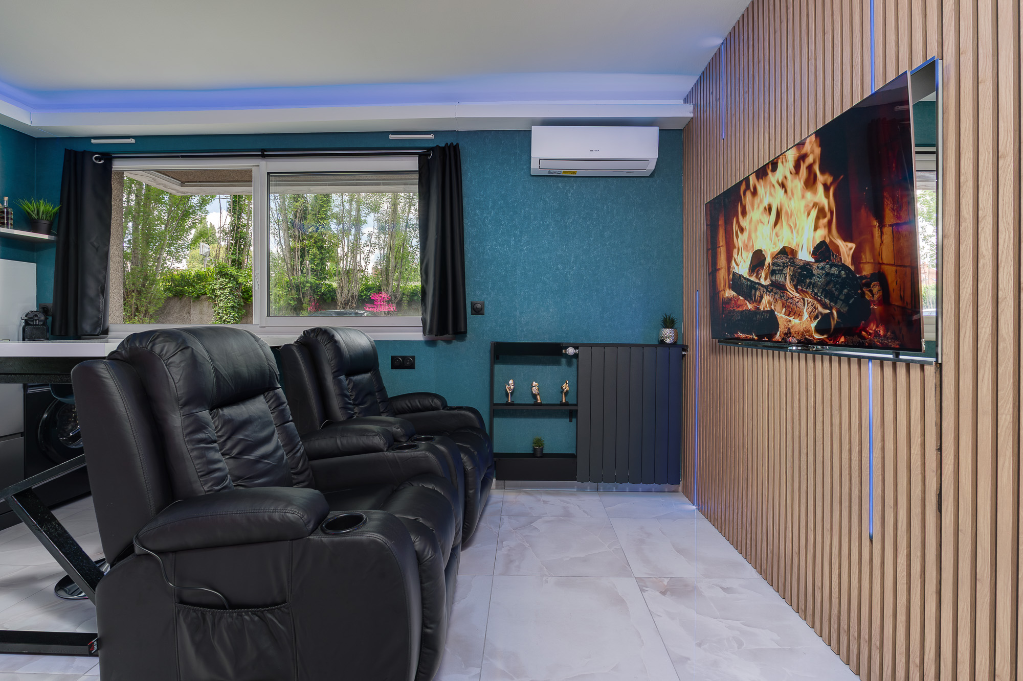 Salon fauteuils cinéma inclinables cuir noir — L'Oasis aux Mille Lueurs love room Toulouse