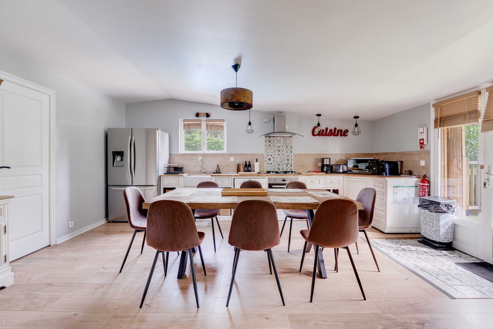 Cuisine équipée avec table à manger pour 8 personnes