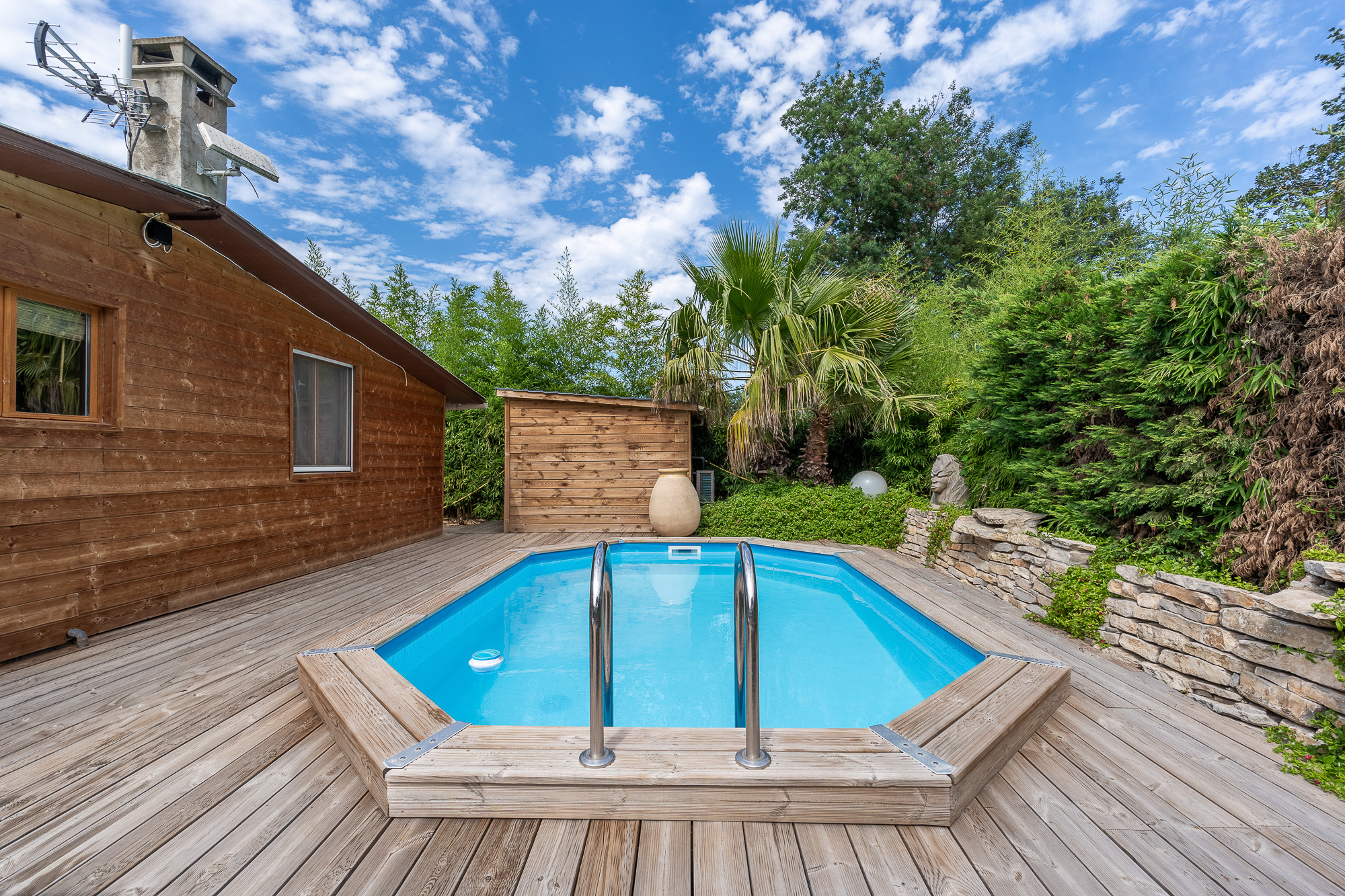 Piscine hors-sol en bois sur terrasse d'un gîte à Argelès-sur-Mer