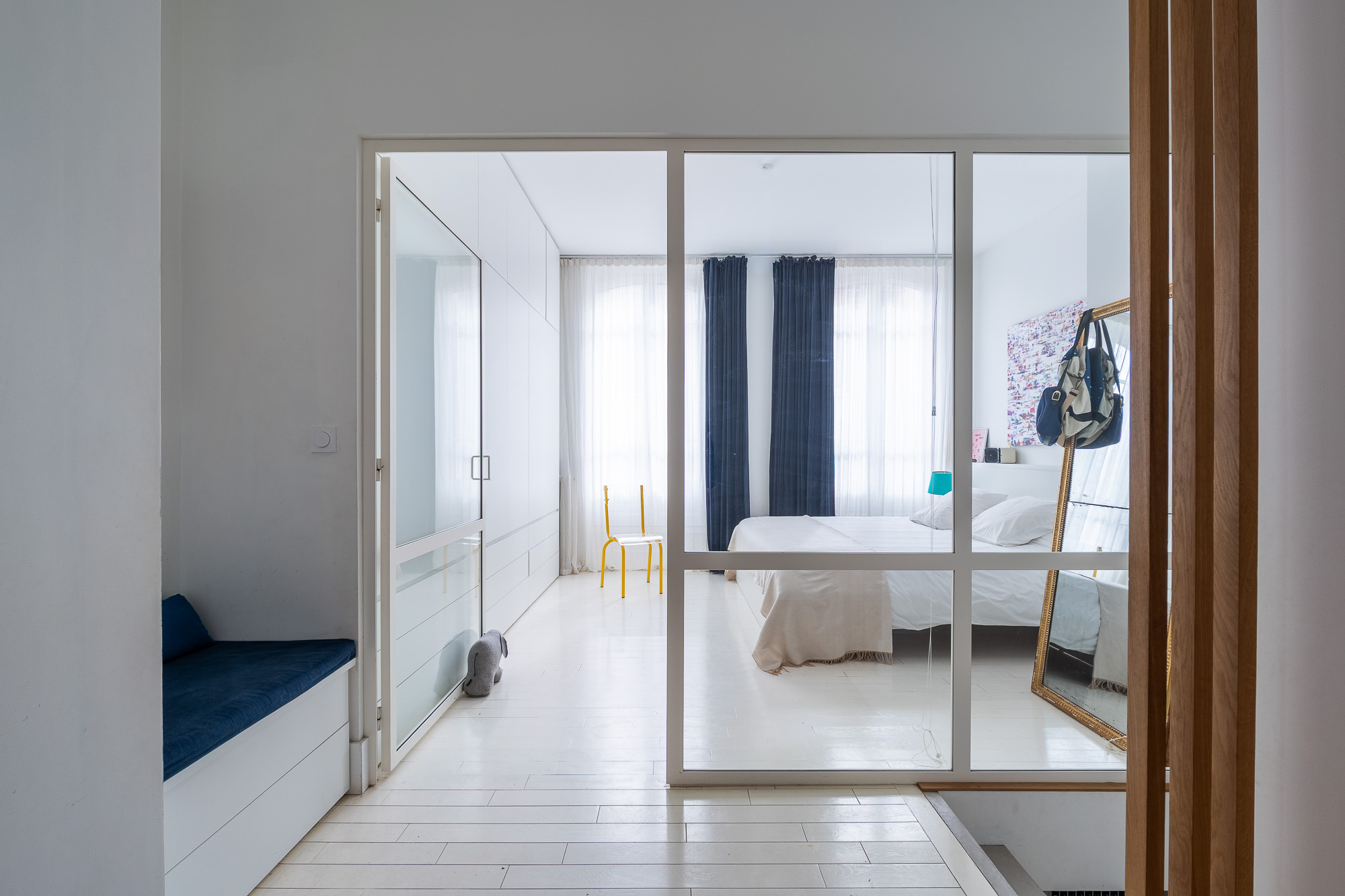 Chambre avec cloison vitrée sur dressing et rideaux bleu marine — rénovation appartement Toulouse Merci Rose architecte d'intérieur — reportage Pikimo