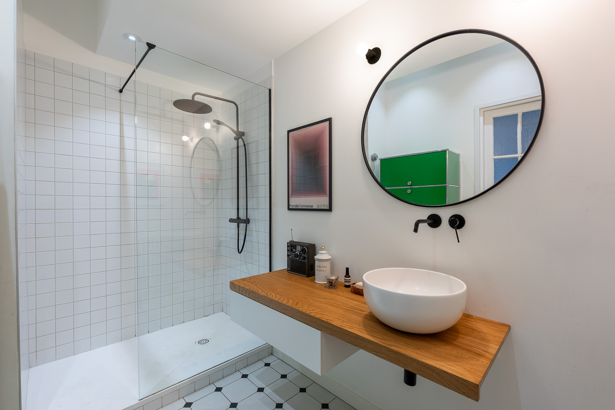 Salle de bain avec douche italienne carrelage blanc et vasque sur plan bois — rénovation appartement Toulouse Merci Rose architecte d'intérieur — Pikimo