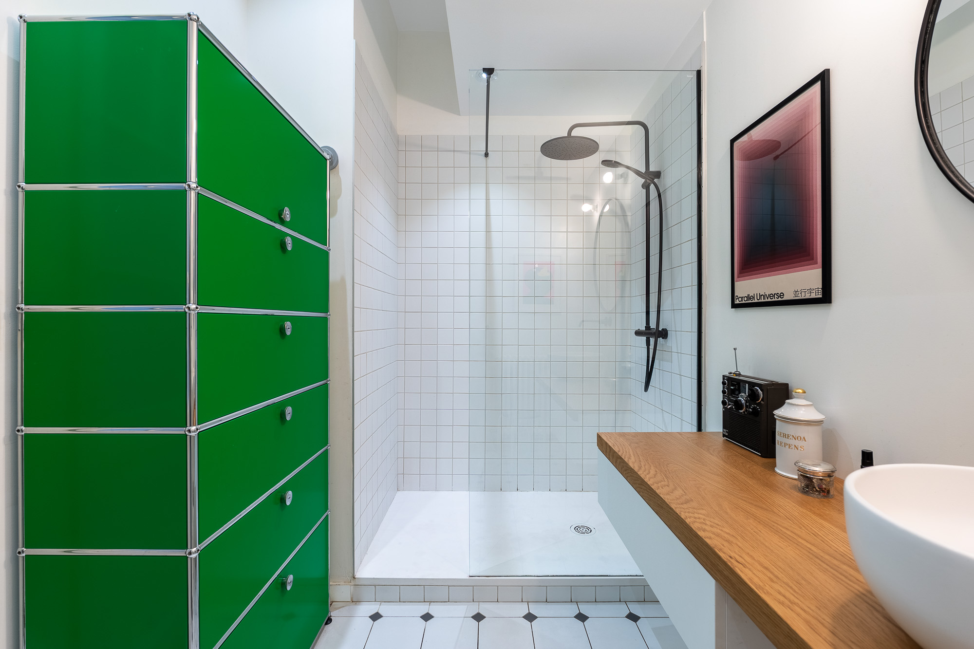 Salle de bain avec meuble vert USM et douche carrelage blanc — rénovation appartement Toulouse Merci Rose architecte d'intérieur — reportage Pikimo