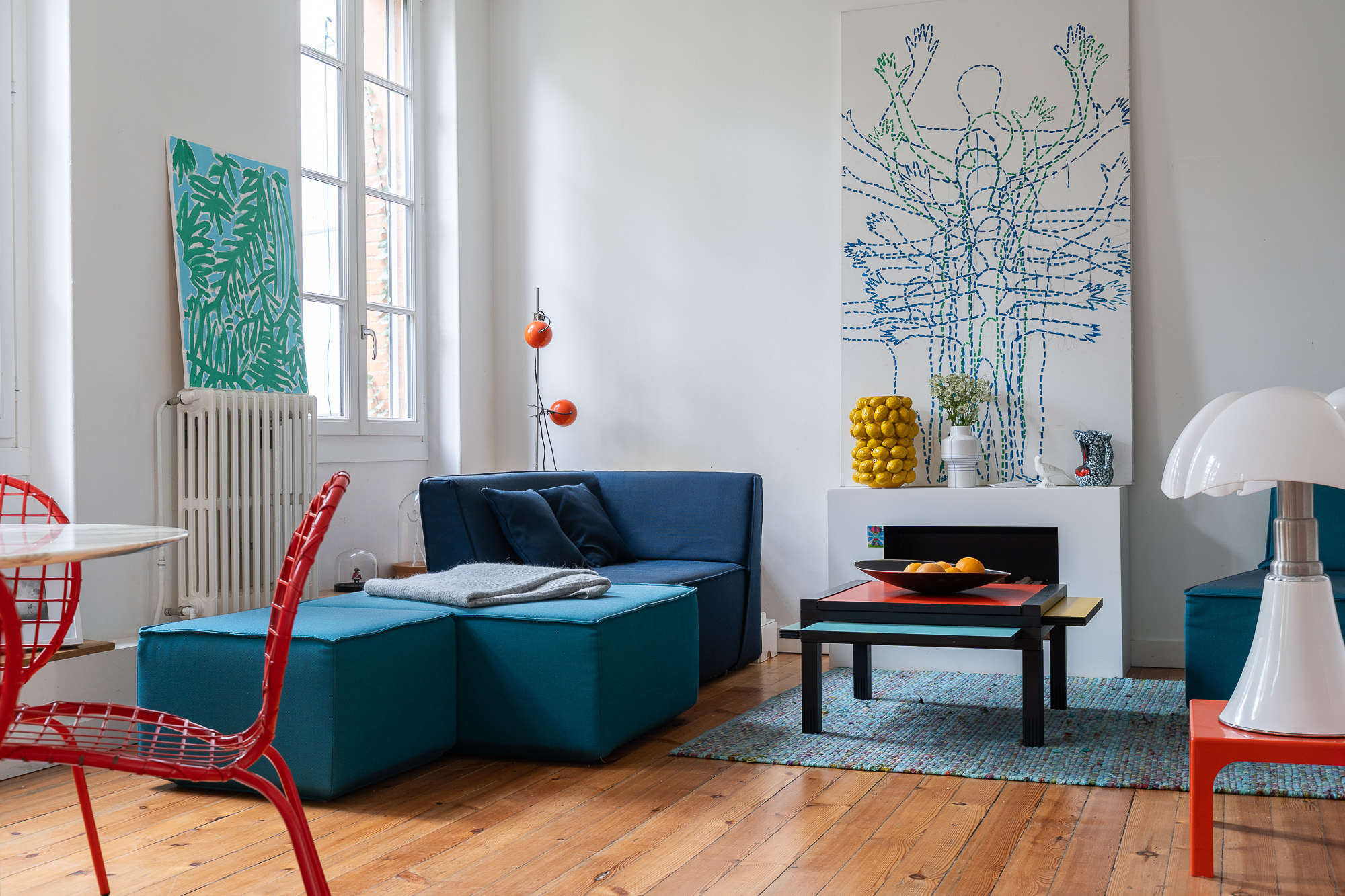 Salon avec canapé bleu pétrole et grande œuvre murale sur cheminée — rénovation appartement haussmannien Toulouse Merci Rose architecte d'intérieur — Pikimo