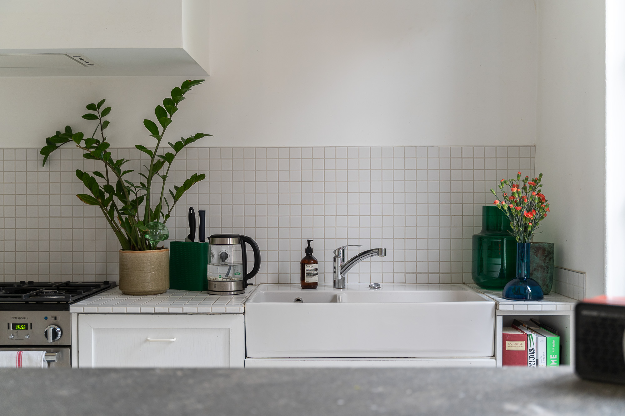 Détail évier de ferme blanc et plan de travail carrelé avec plantes — cuisine rénovée Toulouse Merci Rose architecte d'intérieur — reportage Pikimo