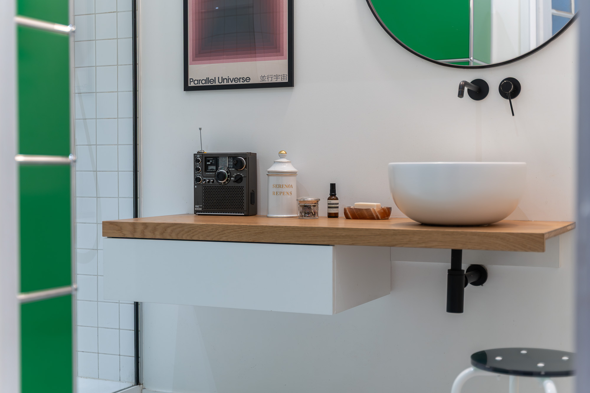 Détail vasque sur plan bois avec robinetterie noire et carrelage vert — salle de bain rénovée Toulouse Merci Rose architecte d'intérieur — reportage Pikimo