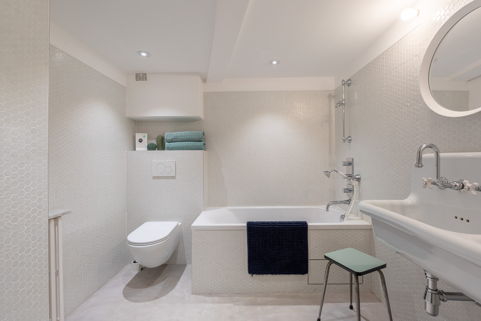 Salle de bain tout carrelage hexagonal blanc avec baignoire et lavabo rétro — rénovation appartement Toulouse Merci Rose architecte d'intérieur — Pikimo