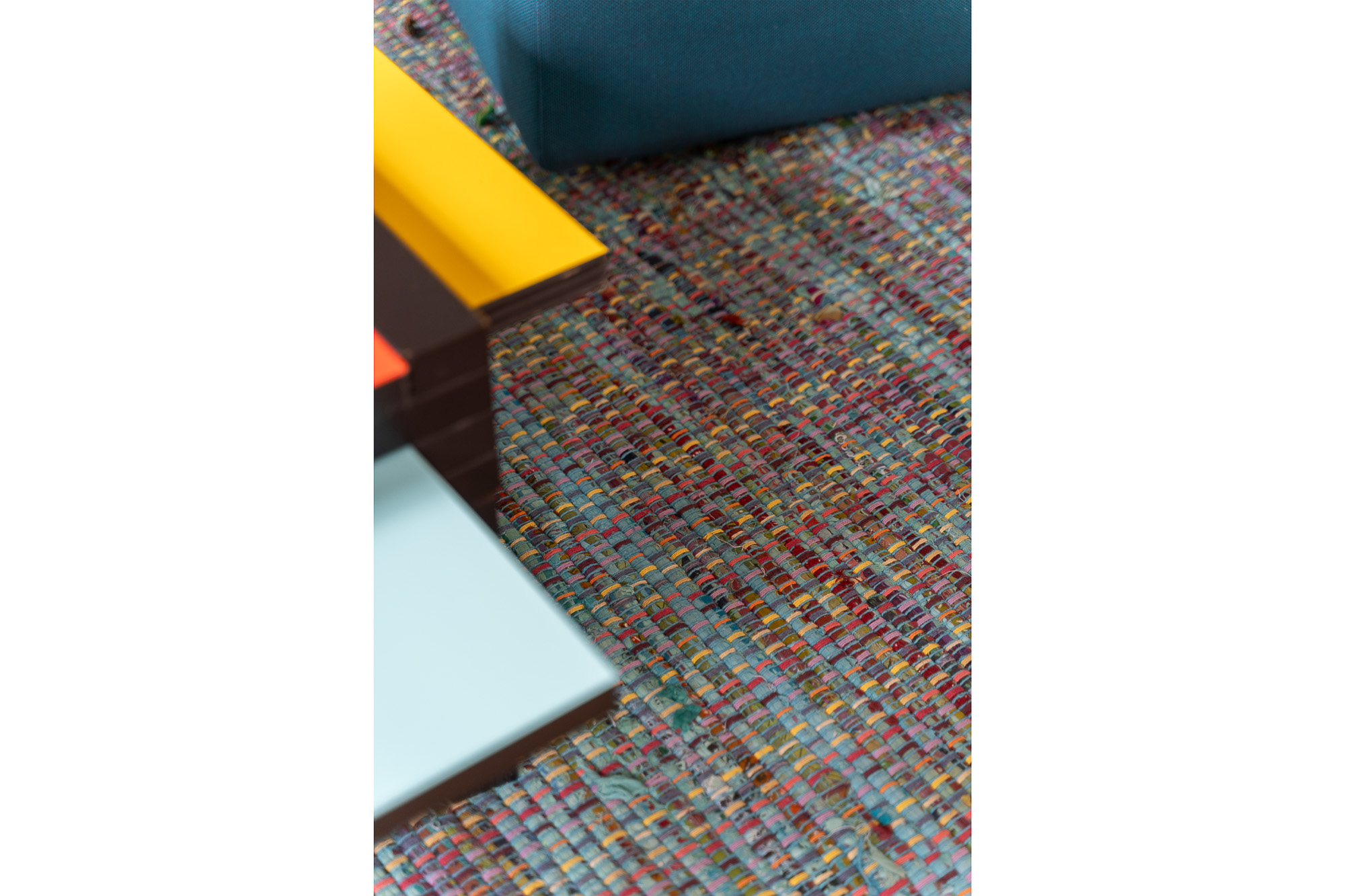 Détail tapis multicolore tissé dans salon rénové — appartement haussmannien Toulouse Merci Rose architecte d'intérieur — photographe Pikimo