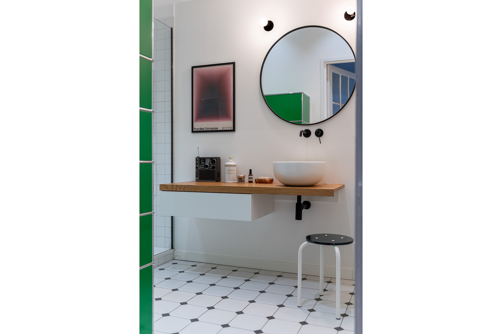 Salle de bain avec vasque ronde, miroir circulaire et meuble vert USM — rénovation appartement Toulouse Merci Rose architecte d'intérieur — reportage Pikimo