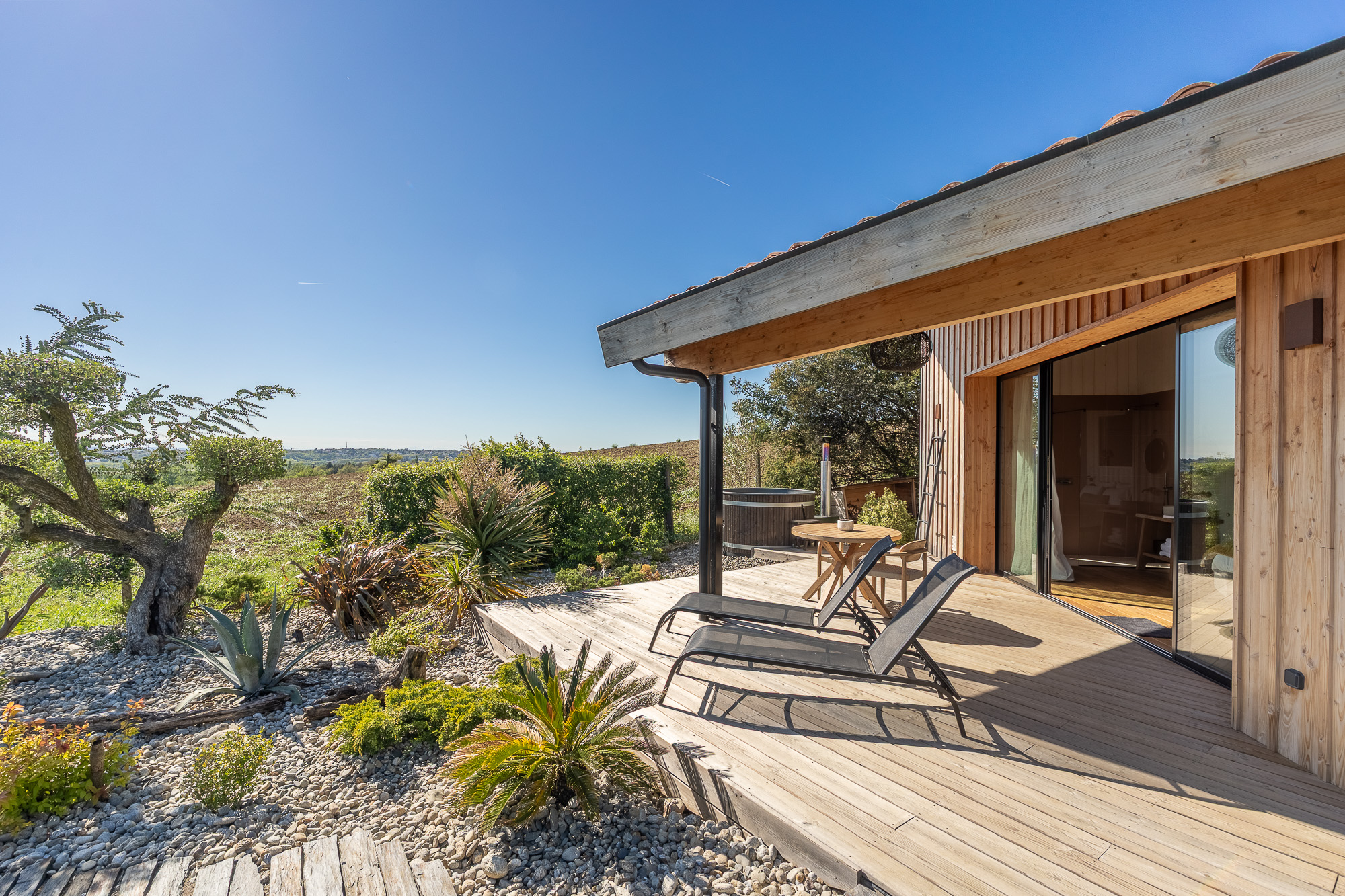 Terrasse couverte gîte en bois vue panoramique — Nomad's Co Toulouse