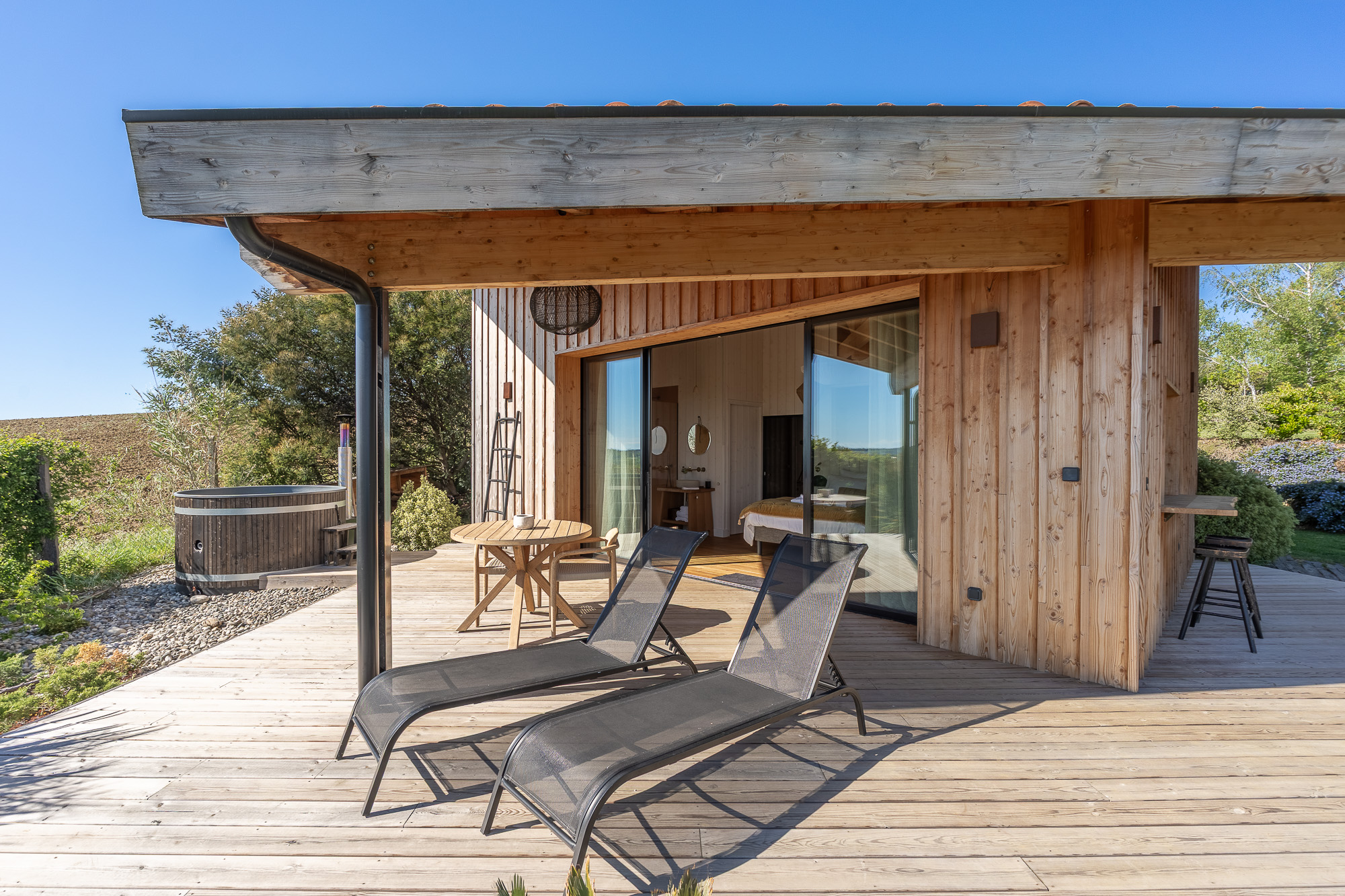 Terrasse transats et baie vitrée cabane bois — Airbnb Nomad's Co Toulouse
