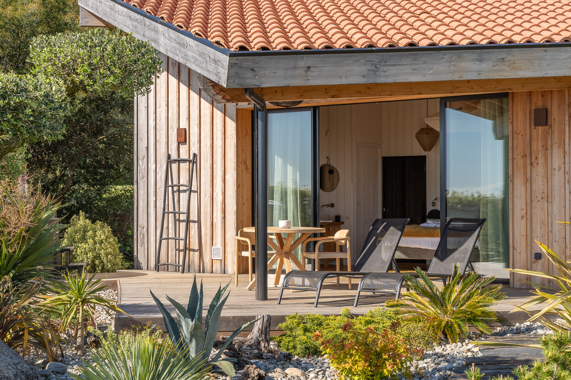 Cabane bois toit en tuiles et jardin exotique — gîte Nomad's Co Toulouse