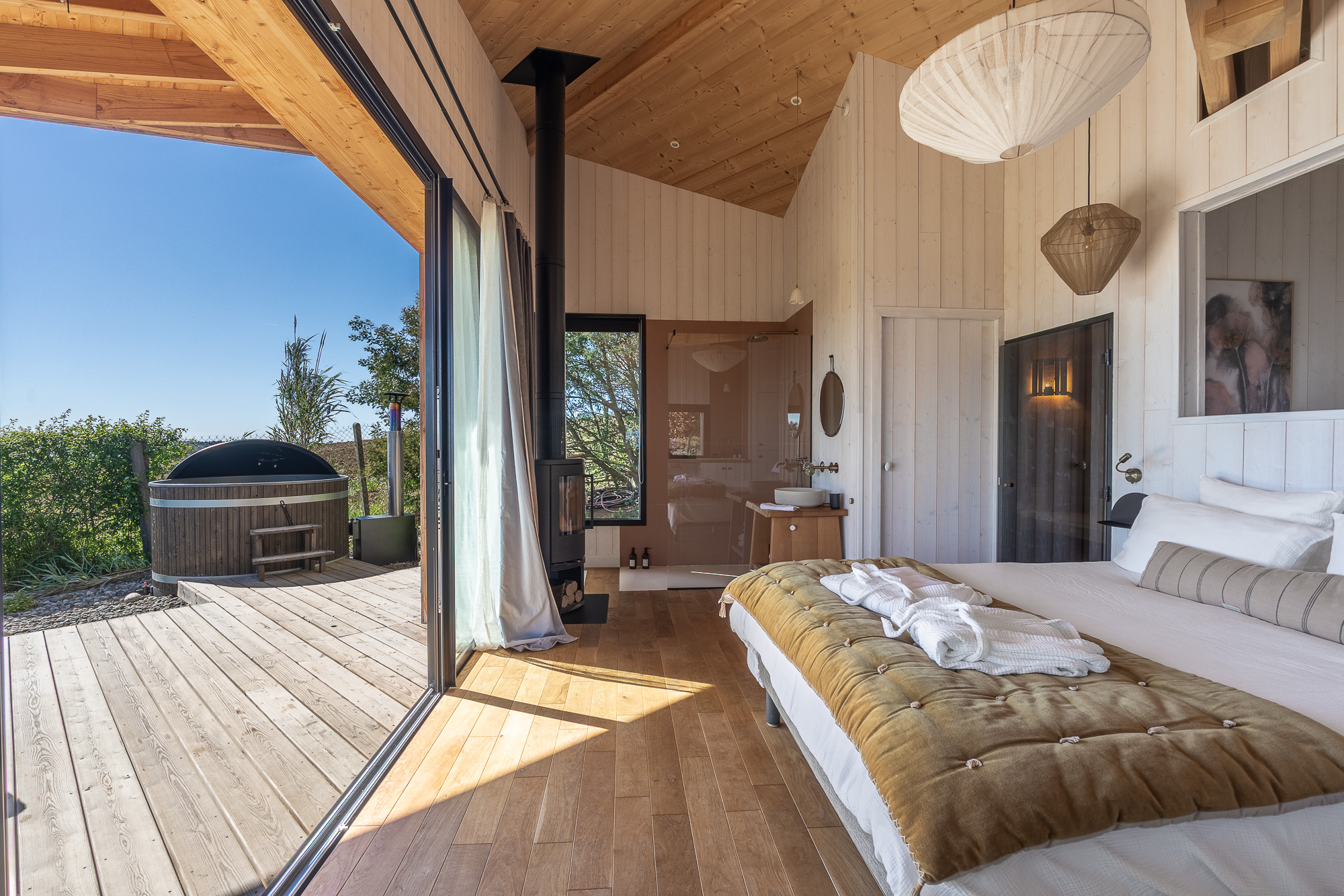 Chambre cabane en bois avec bain nordique et poêle — gîte Nomad's Co Toulouse