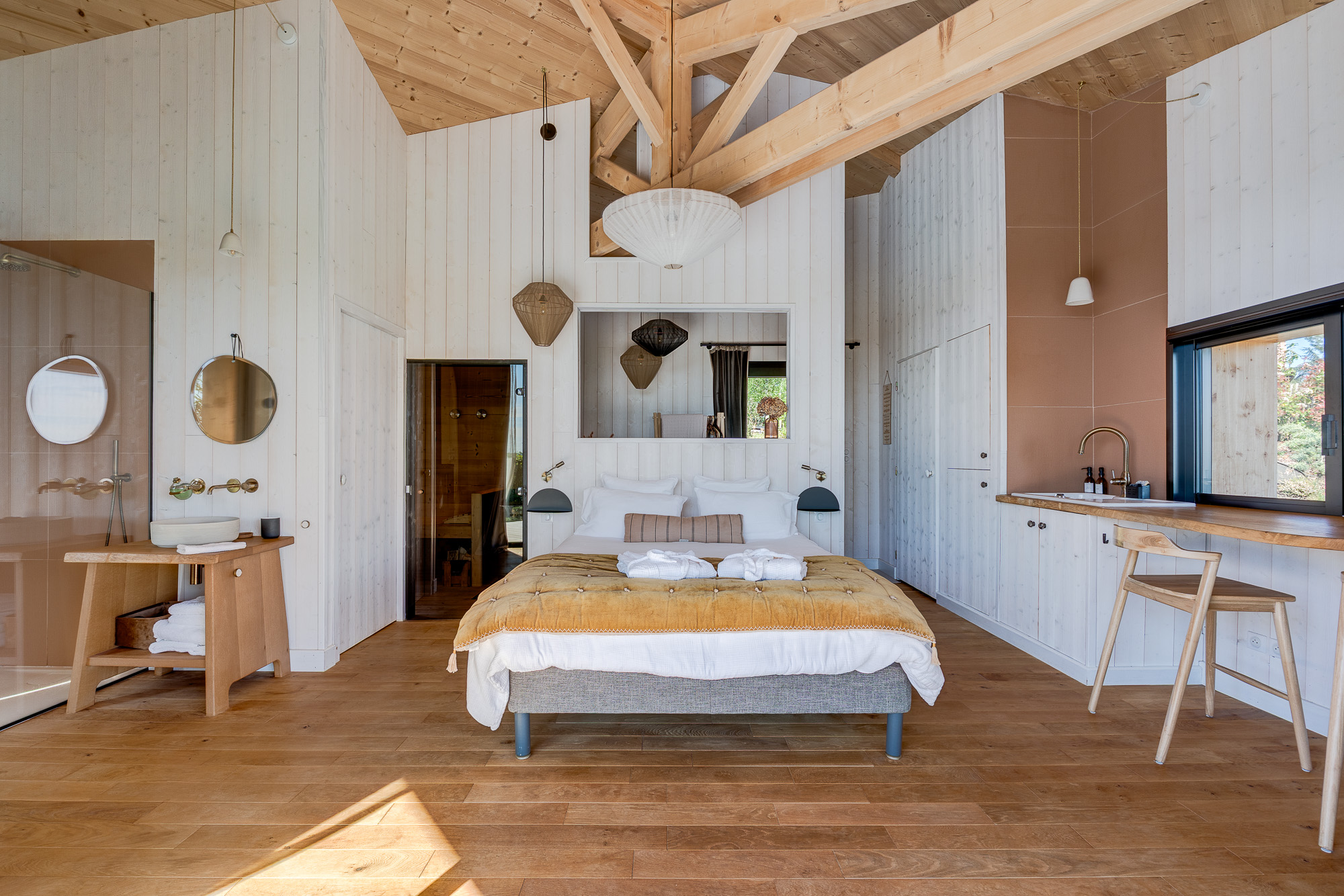 Suite charpente bois apparente et salle d'eau ouverte — gîte Nomad's Co Toulouse