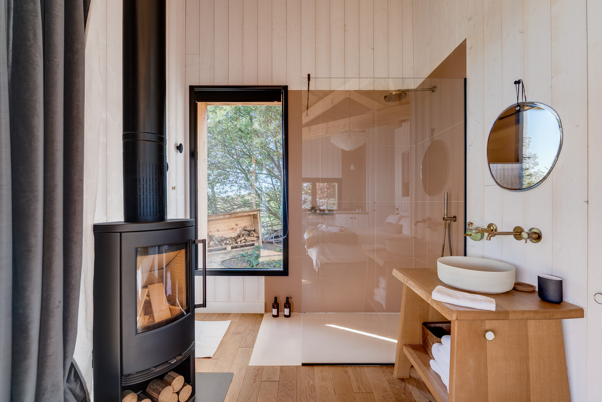Poêle à bois et douche italienne terracotta — cabane Nomad's Co Toulouse