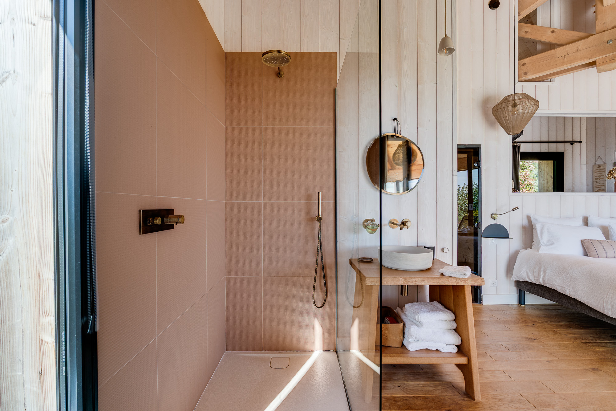 Douche à l'italienne carrelage rose et vasque bois — location Nomad's Co Toulouse