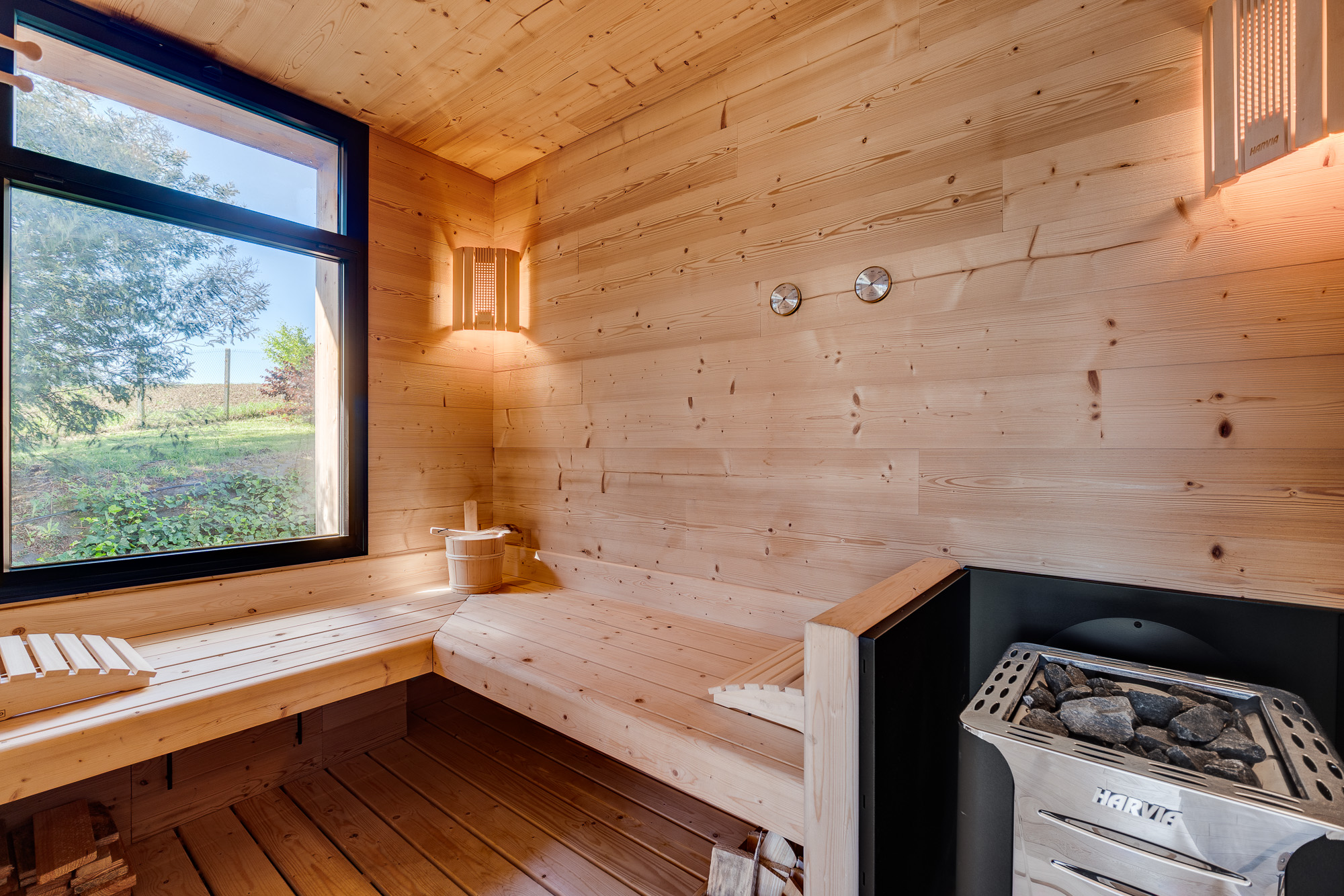Sauna privatif en bois avec vue jardin — gîte Nomad's Co Toulouse