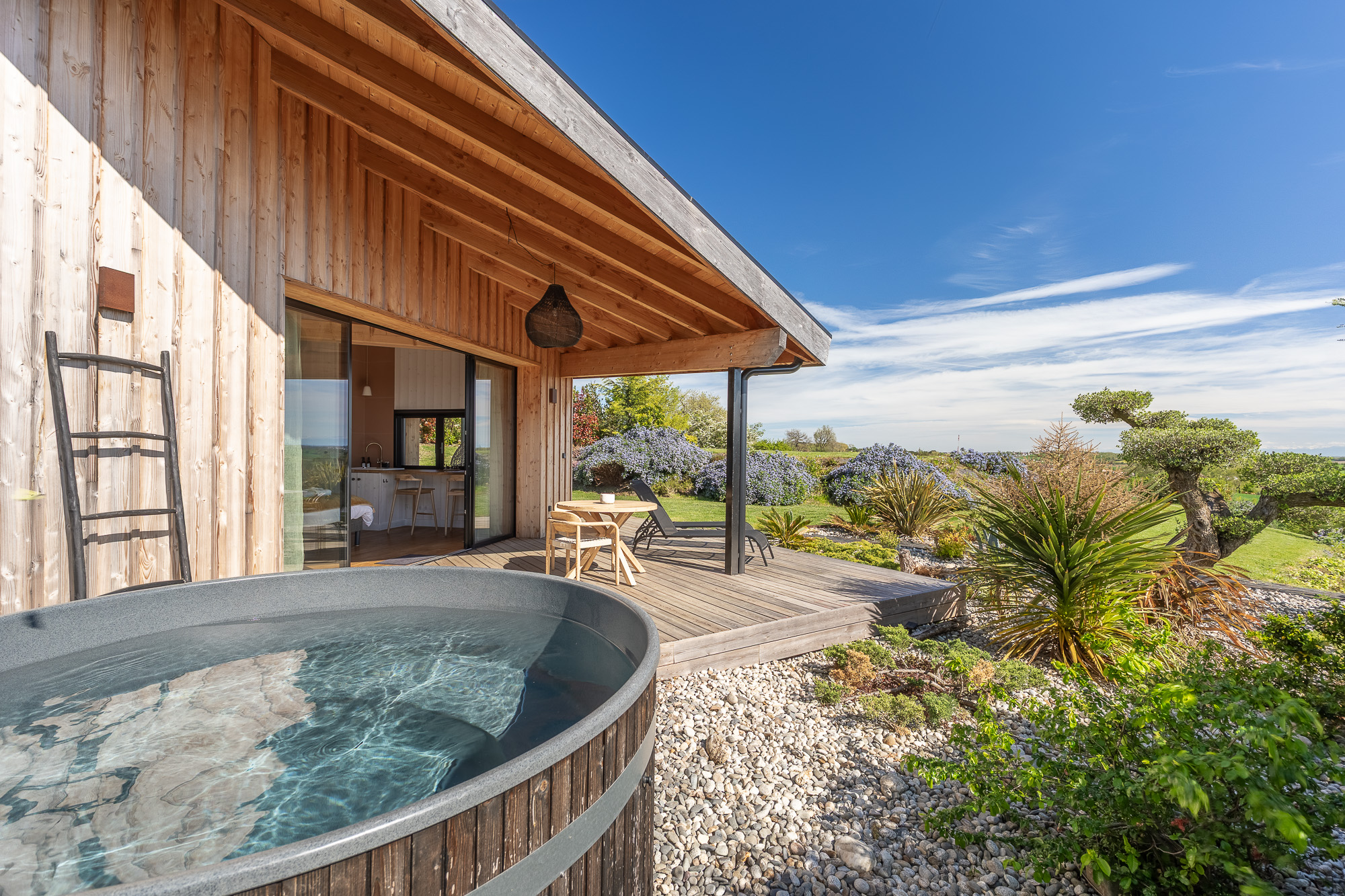 Bain nordique extérieur et cabane en bois — location Nomad's Co Toulouse
