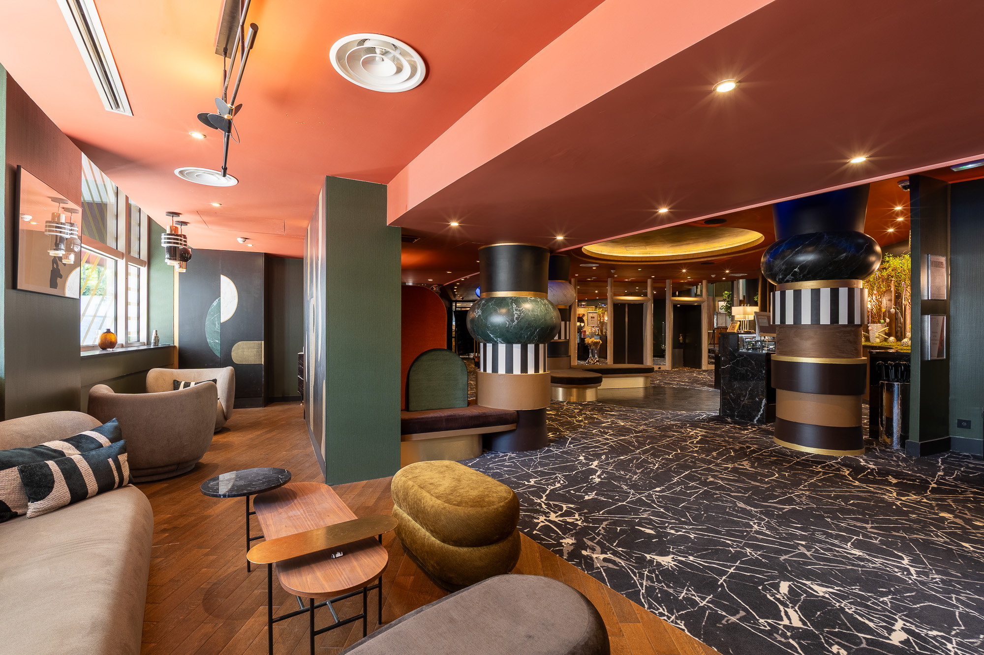 Lobby colonnes marbre art déco et salon — MGallery Paris Nest La Défense