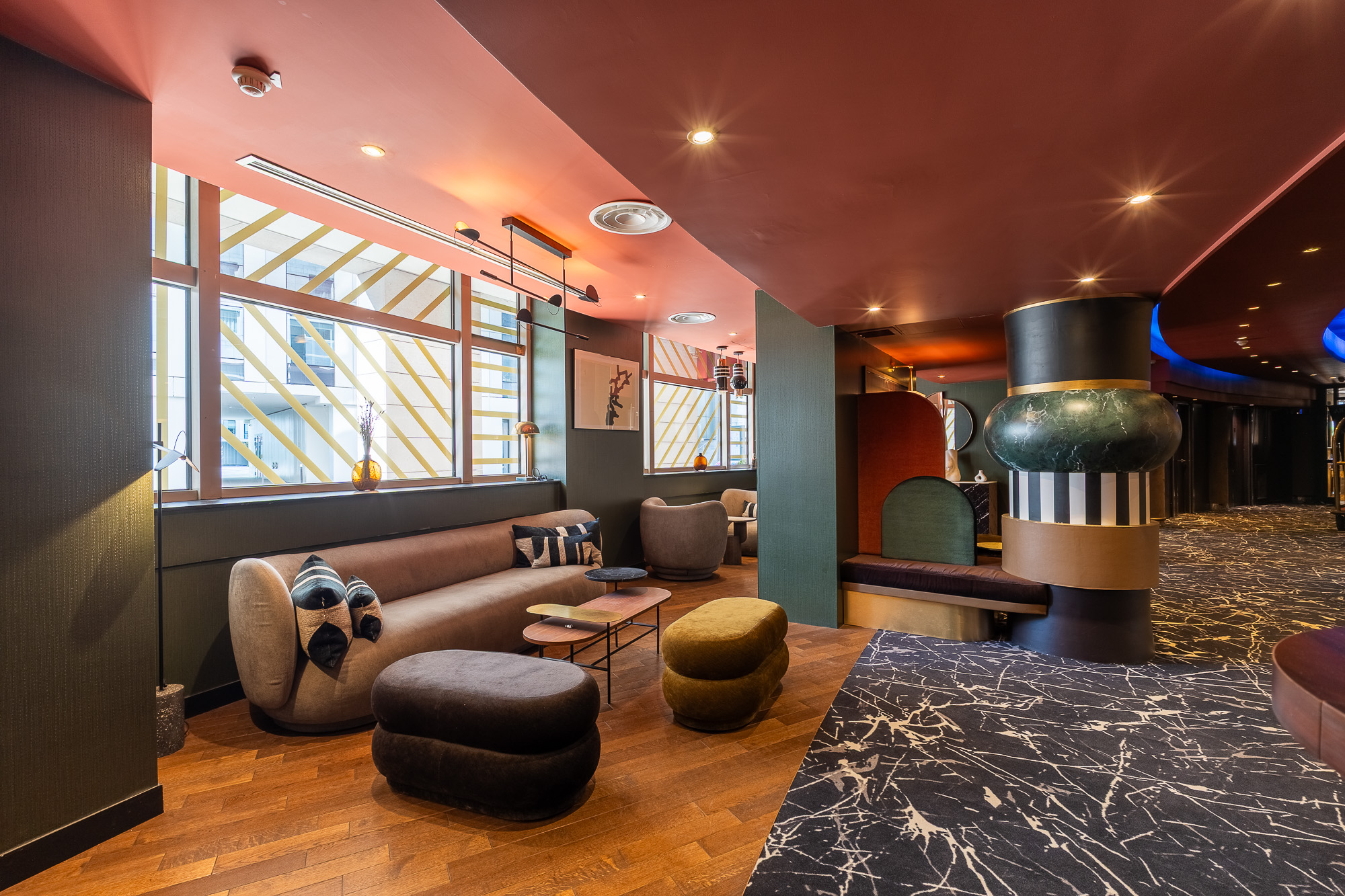 Espace lounge banquette et colonne marbre verte — MGallery Paris Nest La Défense