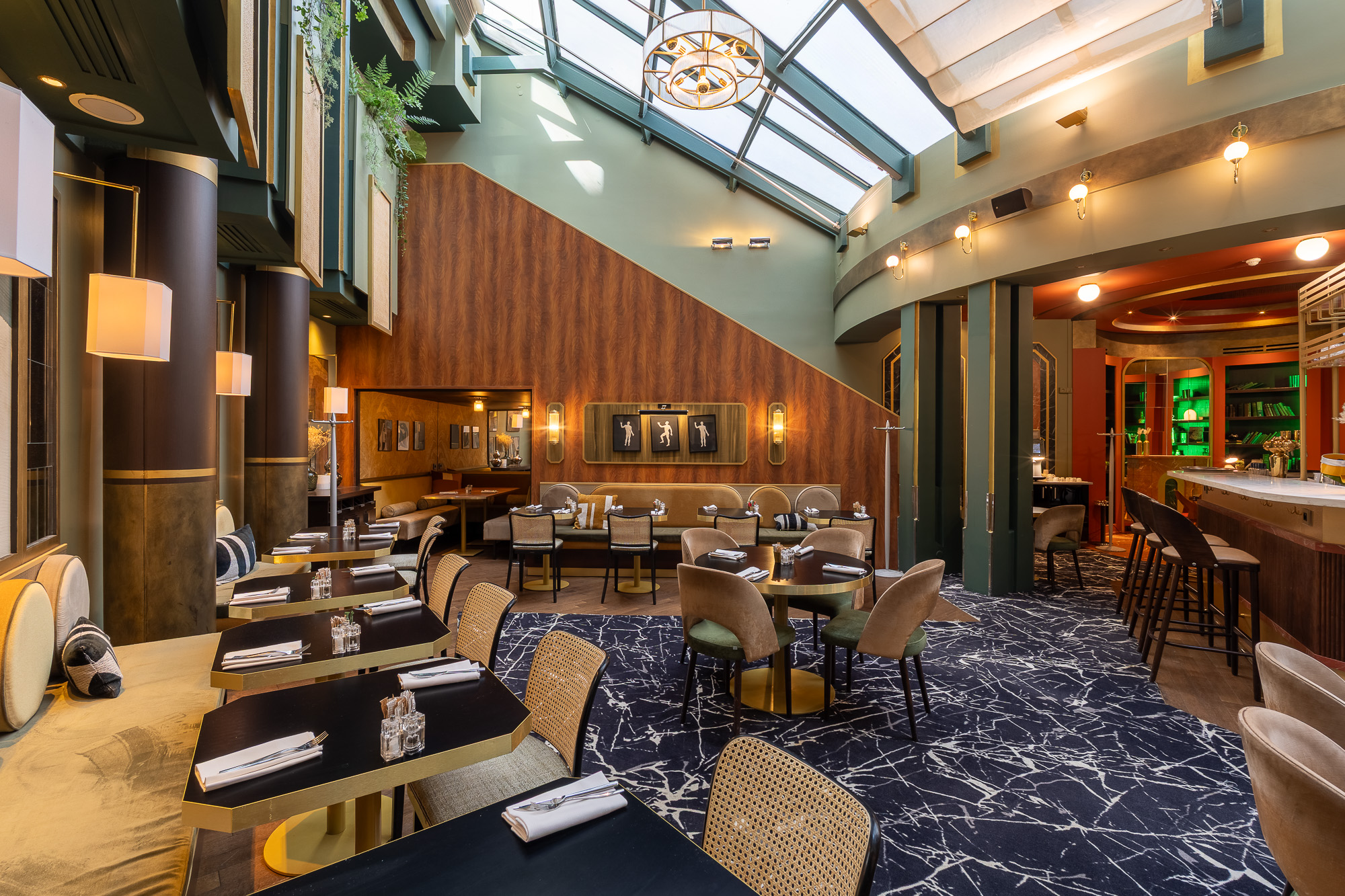 Restaurant verrière colonnes et bar doré — MGallery Paris Nest La Défense