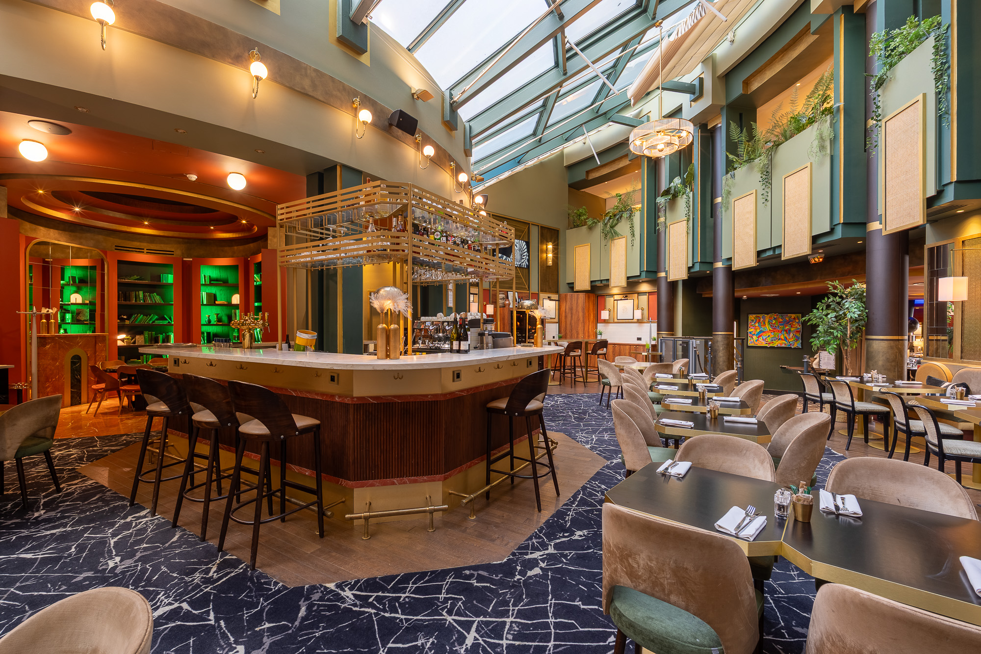Bar restaurant comptoir marbre et étagères vertes — MGallery Paris Nest La Défense