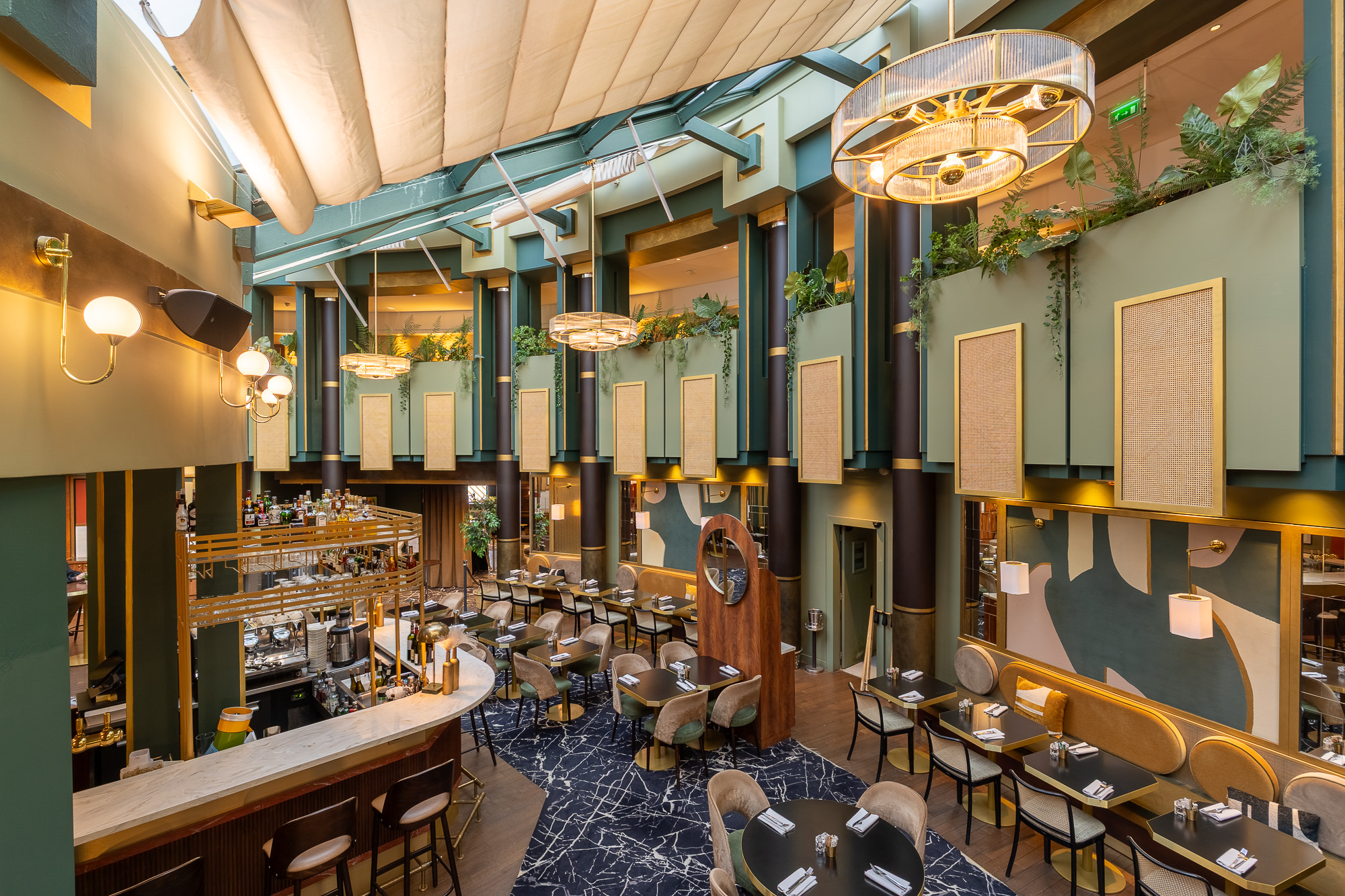 Restaurant vue plongeante verrière et mezzanine végétalisée — MGallery Paris Nest La Défense