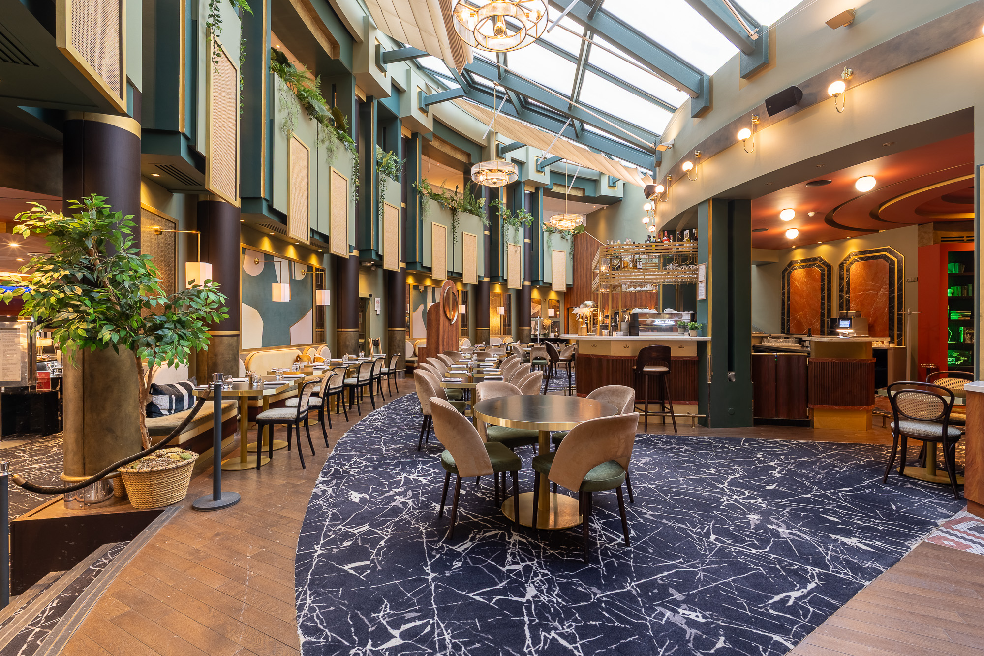 Salle restaurant tables rondes tapis marbré — MGallery Paris Nest La Défense