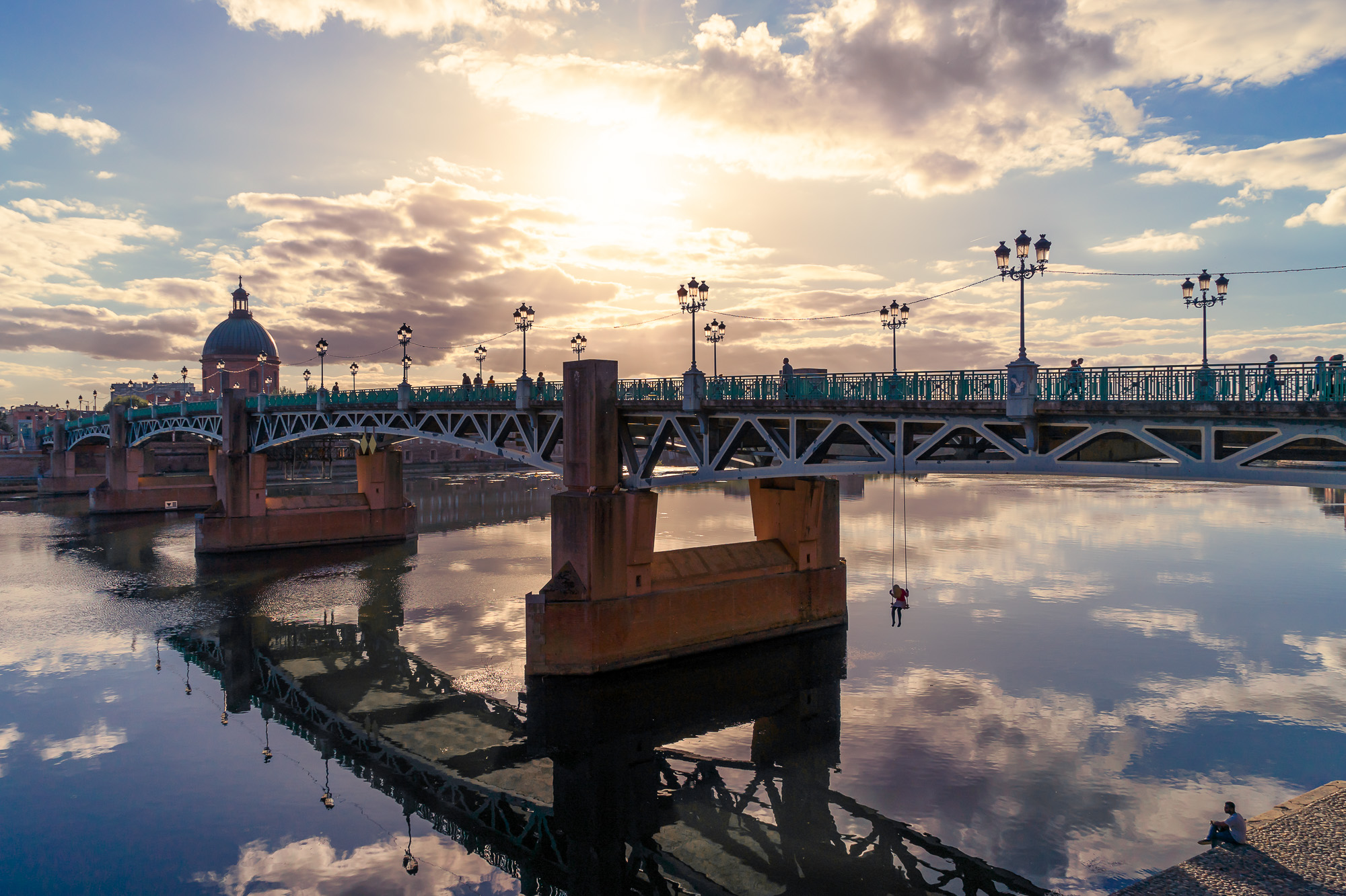 Pont Saint-Pierre et dôme de La Grave reflétés dans la Garonne au coucher de soleil — photographie Fine Art Toulouse Nicolas Pluquet Pikimo